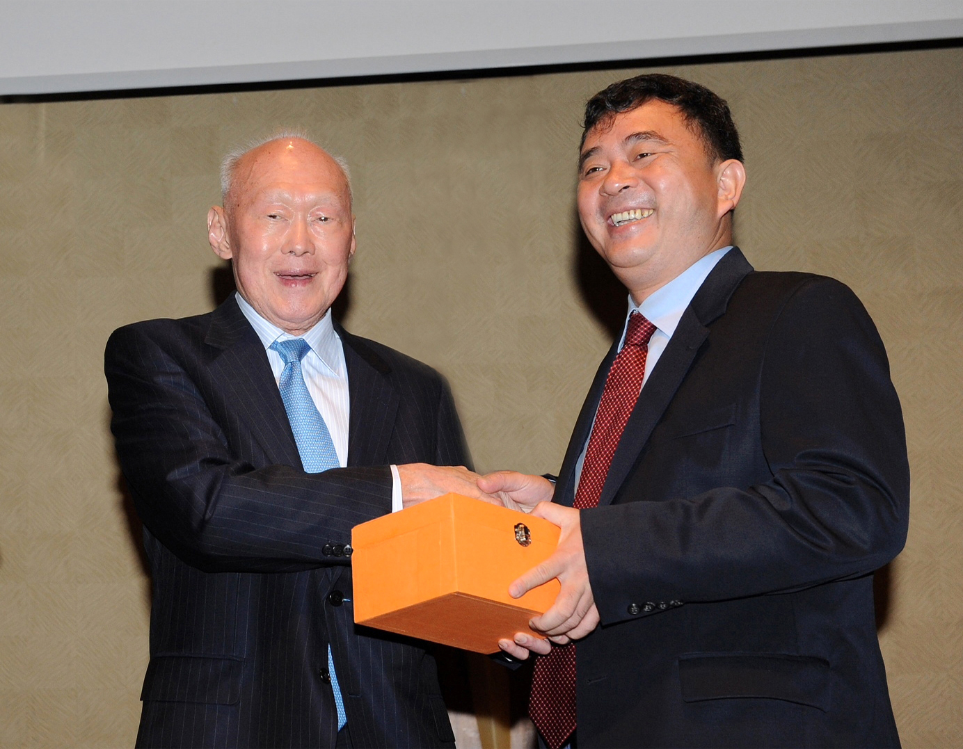 李光耀与博士 pg国际-不凡成就非凡,相信品牌的力量